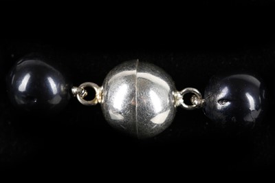 Lot 559 - A string of large graduated, black cultured...