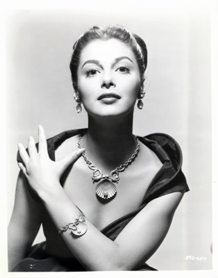 Lot 193 - A collection of jewellery in a wooden box