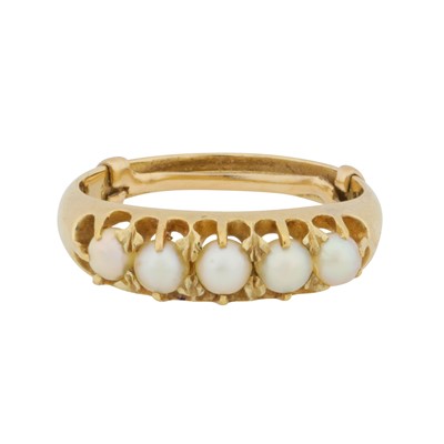 Lot 15 - A five pearl ring