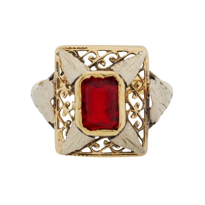 Lot 124 - A red paste single stone ring