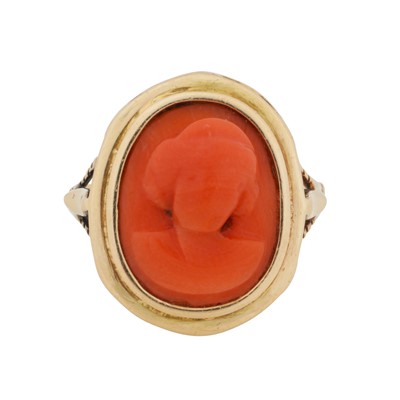 Lot 88 - A carved coral ring