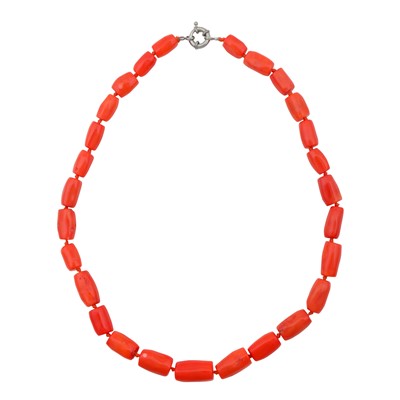 Lot 221 - A coral bead necklace