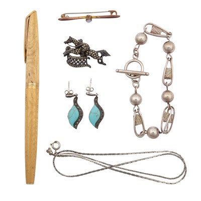 Lot 218 - A collection of jewellery with a pen