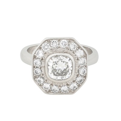 Lot 358 - A diamond halo ring