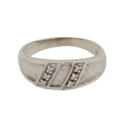 Lot 92 - A white sapphire ring