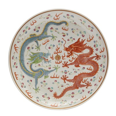 Lot 761 - A Chinese famille-rose 'dragons' dish, 20th century