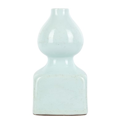 Lot 89 - A Chinese monochrome celadon-glazed vase, Qing dynasty, 19th century