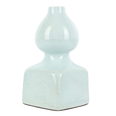 Lot 89 - A Chinese monochrome celadon-glazed vase, Qing dynasty, 19th century