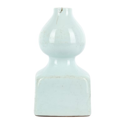 Lot 89 - A Chinese monochrome celadon-glazed vase, Qing dynasty, 19th century