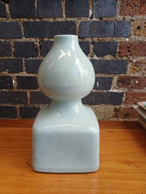 Lot 89 - A Chinese monochrome celadon-glazed vase, Qing dynasty, 19th century