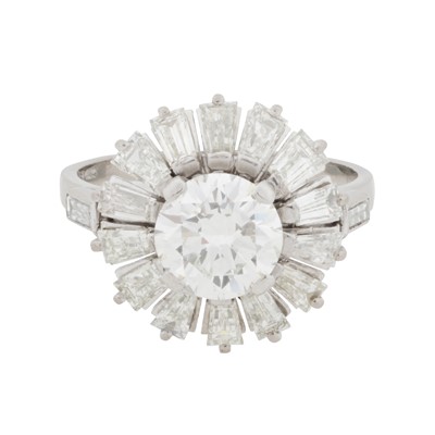 Lot 353 - A diamond cluster ring