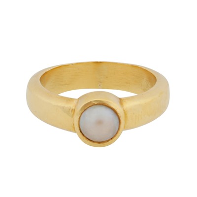 Lot 129 - A pearl single stone ring
