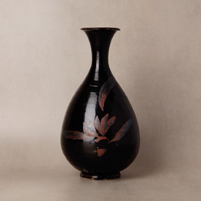 Lot A Chinese Henan black-glazed russet-decorated vase, yuhuchunping, Jin dynasty