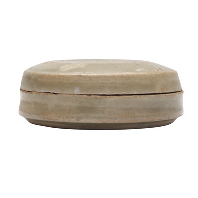Lot 266 - A Chinese Yue celadon-glazed box and cover, Five dynasties / Song dynasty