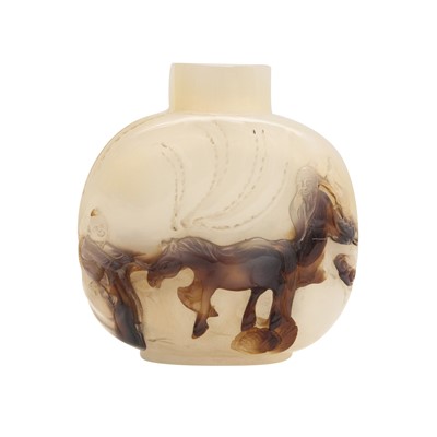 Lot 329 - A Chinese Suzhou-style agate 'horse' snuff bottle, Qing dynasty, 19th century