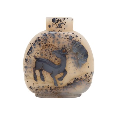 Lot 328 - A Chinese Suzhou-style agate 'deer' snuff bottle, Qing dynasty, 19th century