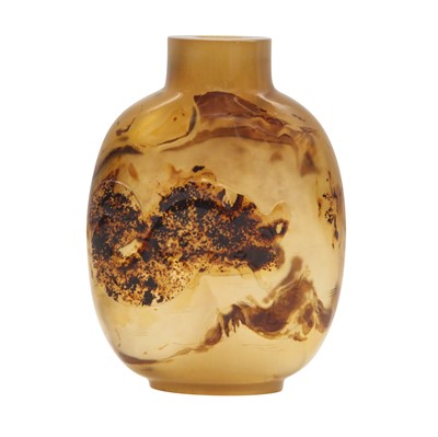 Lot 327 - A Chinese Suzhou-style agate 'carp' snuff bottle, Qing dynasty, 19th century