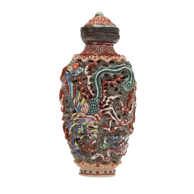 Lot 322 - A Chinese famille-rose 'dragon and phoenix' snuff bottle, Qing dynasty, Jiaqing mark and period