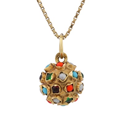 Lot 87 - A paste pendant necklace