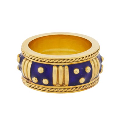 Lot 41 - A blue enamel ring