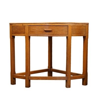 Lot 267 - An Arts & Crafts oak corner table, early 20th century