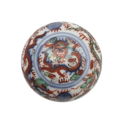 Lot 71 - A small Chinese wucai 'dragon' box and cover, 18th/19th century