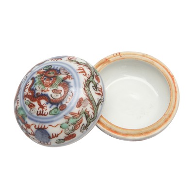Lot 71 - A small Chinese wucai 'dragon' box and cover, 18th/19th century