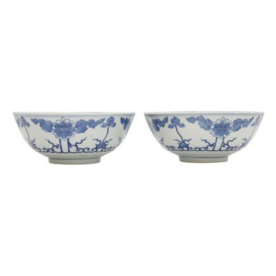 Lot 623 - A pair of Chinese blue and white 'figural' bowls, Qing dynasty