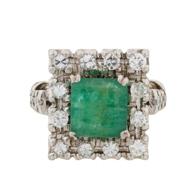 Lot 314 - An emerald and diamond ring