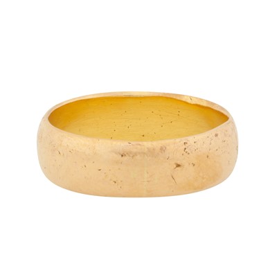 Lot 158 - A band ring