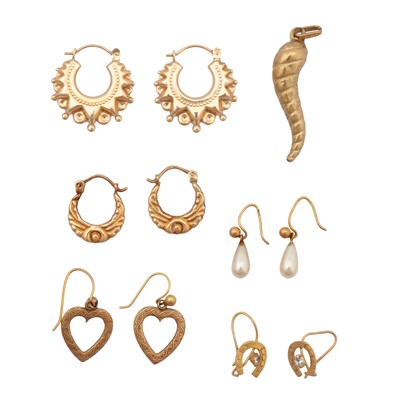 Lot 267 - A collection of earrings and a pendant