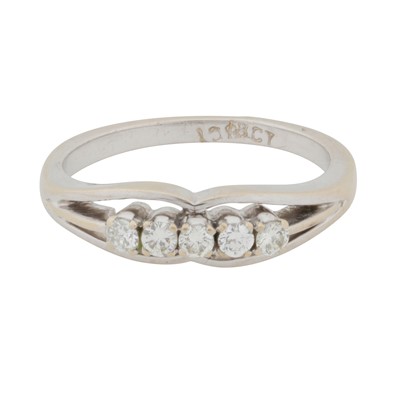 Lot 322 - A diamond five stone ring