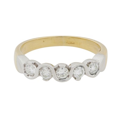 Lot 143 - A diamond five stone ring