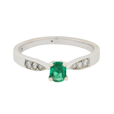 Lot 318 - An emerald and diamond ring