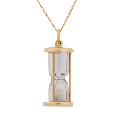Lot 53 - An hourglass pendant necklace