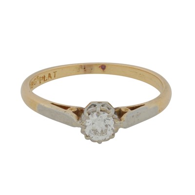 Lot 132 - A single stone diamond ring