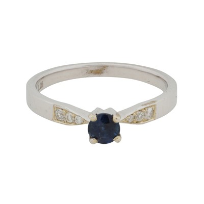 Lot 47 - A sapphire and diamond ring