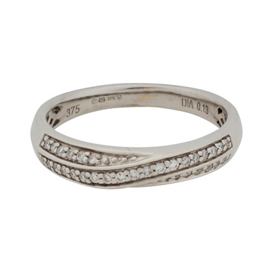 Lot 57 - A diamond crossover ring