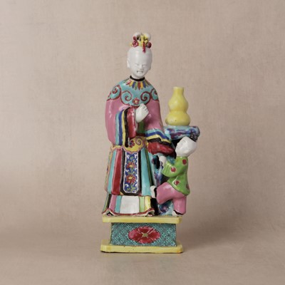 Lot 153 - A Chinese export famille-rose figure of a lady and boy, Qing dynasty, Qianlong period