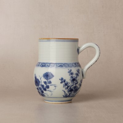Lot 143 - A Chinese export blue and white 'floral' mug, Qing dynasty, Kangxi period