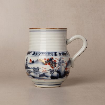 Lot 141 - A Chinese export Imari 'landscape' mug, Qing dynasty, Kangxi period