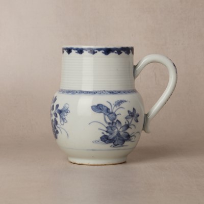 Lot 144 - A Chinese export blue and white 'lotus pond' mug, Qing dynasty, Kangxi period