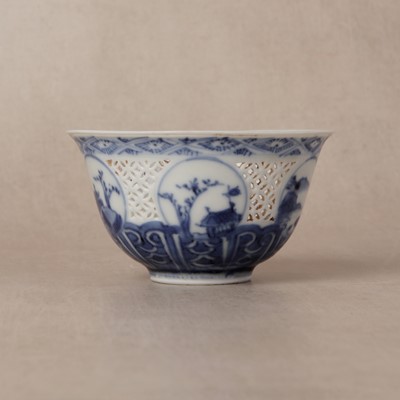 Lot 19 - A Chinese reticulated blue and white 'linglong' bowl, Qing dynasty, Ming dynasty, Chongzhen period