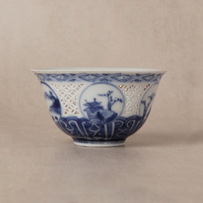 Lot 19 - A Chinese reticulated blue and white 'linglong' bowl, Qing dynasty, Ming dynasty, Chongzhen period