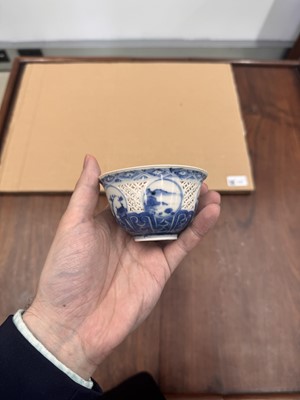 Lot 19 - A Chinese reticulated blue and white 'linglong' bowl, Qing dynasty, Ming dynasty, Chongzhen period