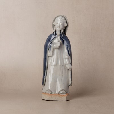 Lot 154 - A Chinese glazed-biscuit 'cloaked man' figure group, Qing dynasty, Qianlong period