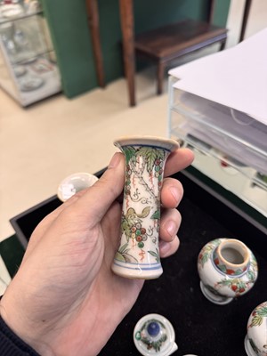 Lot 39 - A Chinese wucai 'squirrel and grapes' miniature garniture set, Transitional period