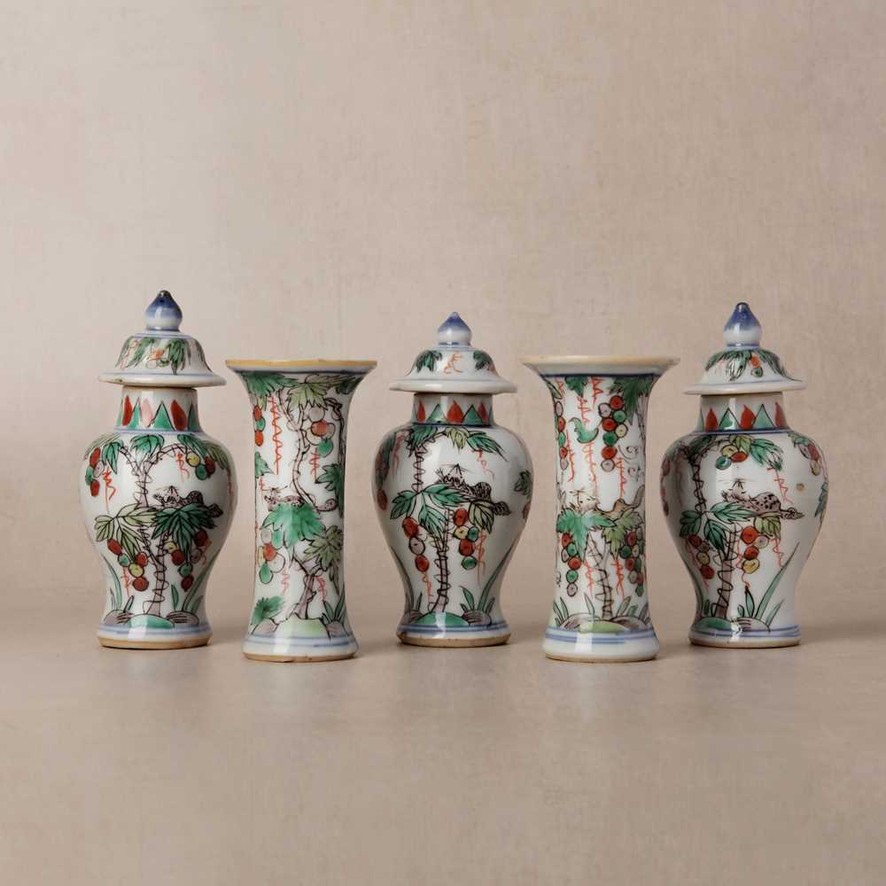 Lot 39 - A Chinese wucai 'squirrel and grapes' miniature garniture set, Transitional period