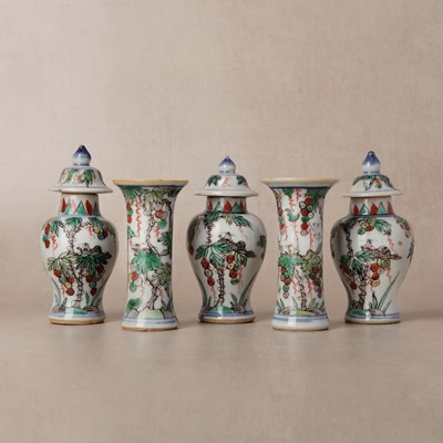 Lot 39 - A Chinese wucai 'squirrel and grapes' miniature garniture set, Transitional period