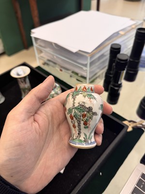 Lot 39 - A Chinese wucai 'squirrel and grapes' miniature garniture set, Transitional period